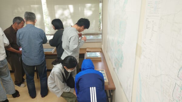 小さな標本を参加者の方々がのぞき込んでいる様子